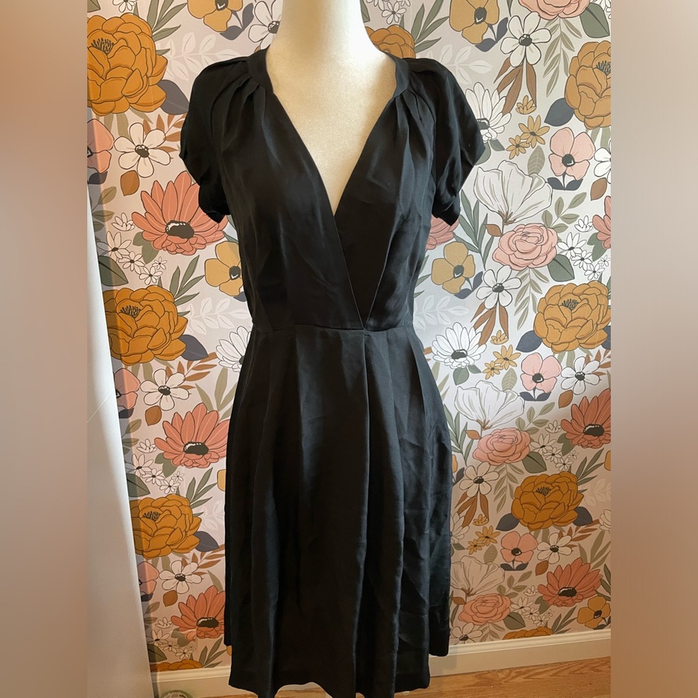 BANANA REPUBLIC Women's V-Neck Pleated Dress Size 2